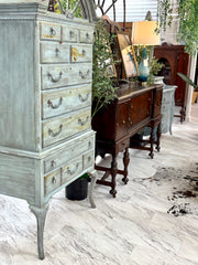 Vintage Lexington dresser w/removable oval mirror ￼