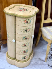Clover-shaped jewelry cabinet ￼