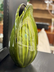 Green tortoise shell style vase w/2 white floral stem bundles