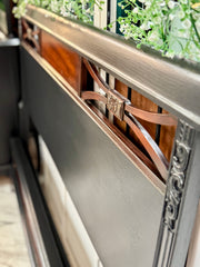 Vintage mahogany two-tone full bed w/rails ￼