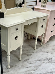 Vintage vanity on casters w/mirror