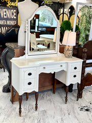 Vintage vanity on casters w/mirror