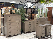 Vintage bow front nightstand pair (2)￼