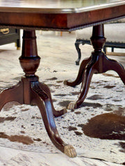 Vintage Duncan Phyfe dining table w/hidden leaf