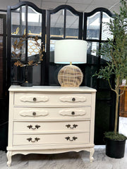 French Provincial 3-drawer dresser ￼
