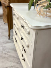 French Provincial 3-drawer dresser ￼
