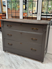 antique 3-drawer chest on casters ￼
