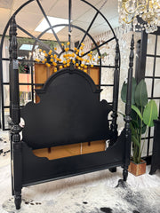 Full/Queen bed w/rails