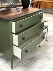 Vintage 3-drawer dresser on casters