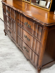 Vintage French Provincial dresser ￼