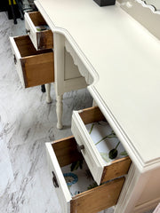 Vintage vanity on casters w/mirror