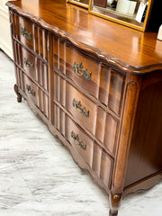 Vintage French Provincial dresser ￼