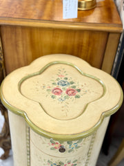 Clover-shaped jewelry cabinet ￼