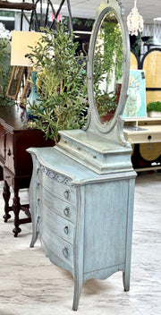 Vintage Lexington dresser w/removable oval mirror ￼