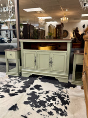 Pair of wooden side tables/nightstands(2)
