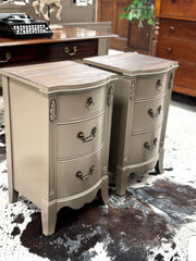 Vintage bow front nightstand pair (2)￼