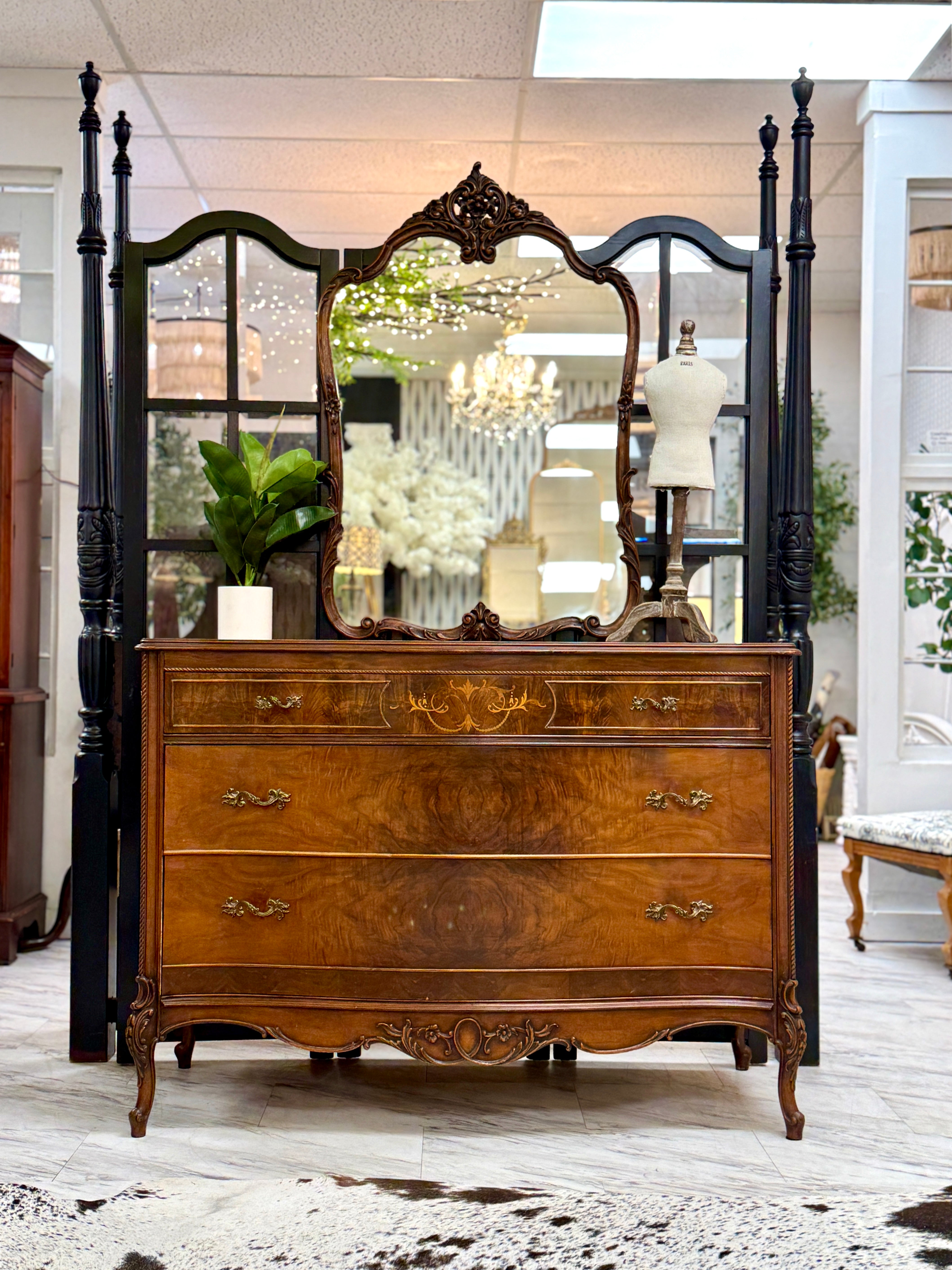 Antique French provincial dresser w/ mirror ￼