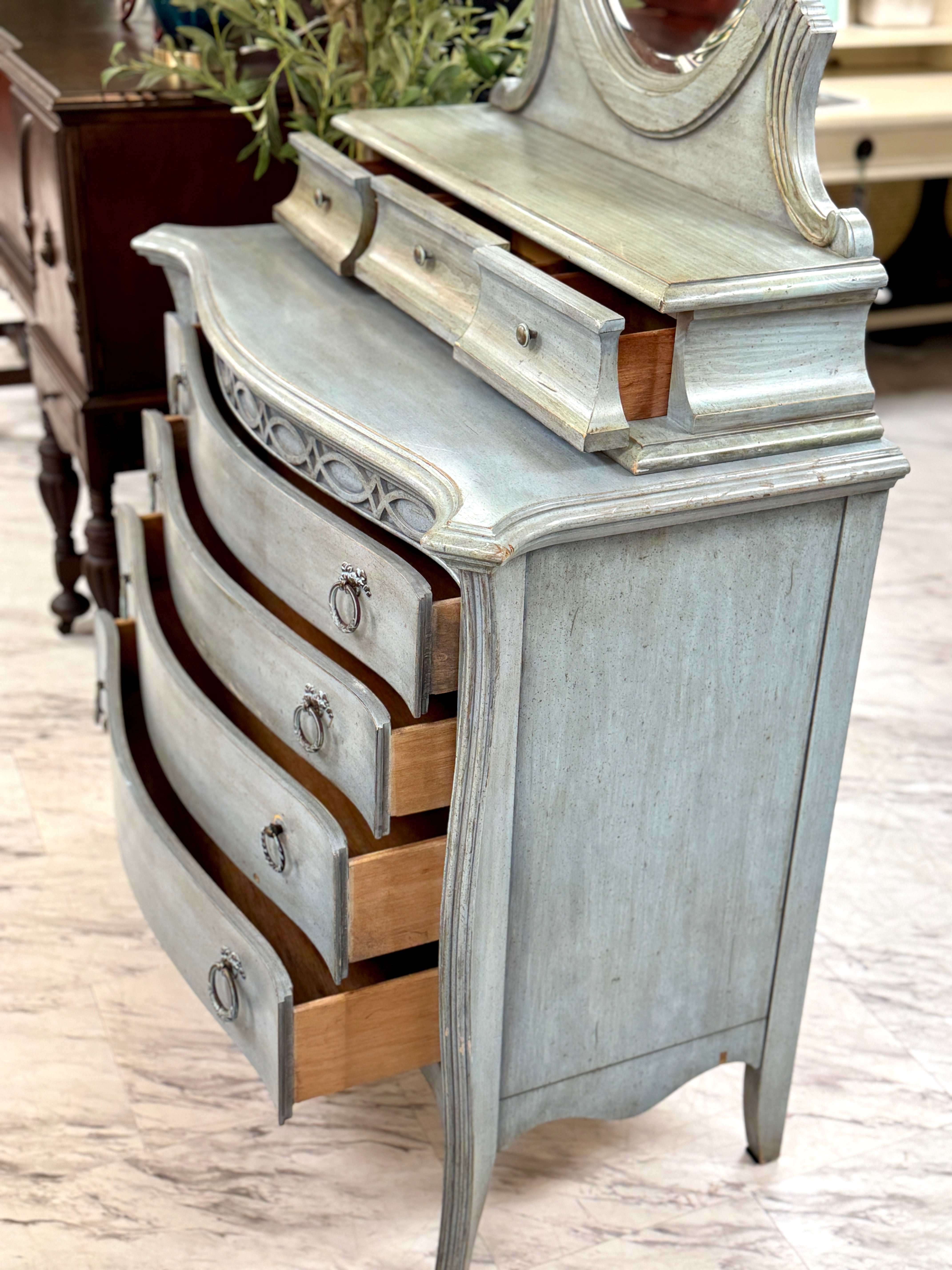 Vintage Lexington dresser w/removable oval mirror  – Leach & Co