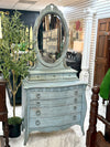 Vintage Lexington dresser w/removable oval mirror ￼
