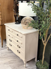 French Provincial 3-drawer dresser ￼