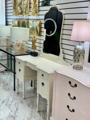Vintage vanity on casters w/mirror