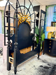 Full/Queen bed w/rails